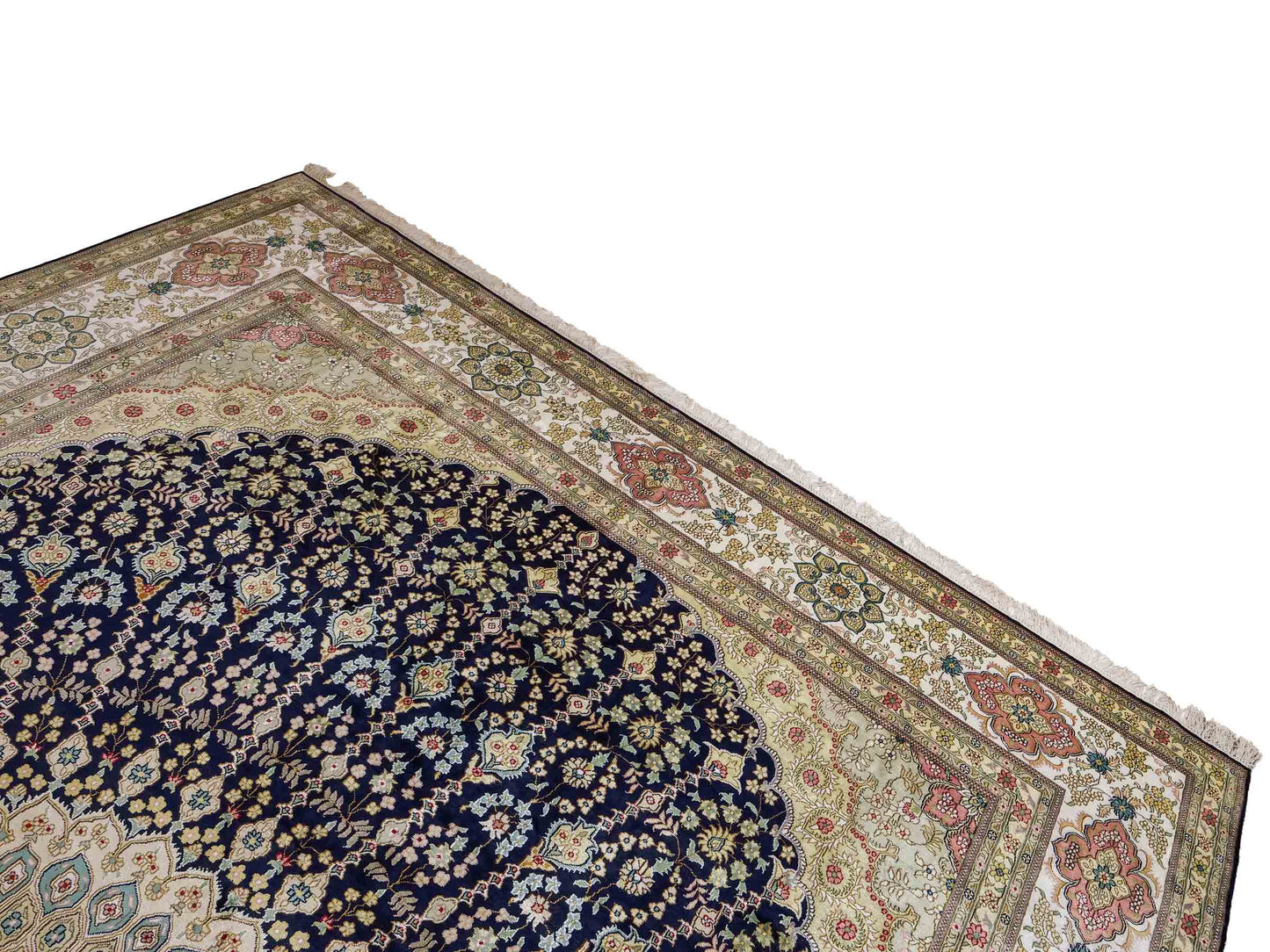 Feiner, handgeknüpfter, chinesischer Nain Orientteppich aus gesponnener Seide mit Medaillon-Design von Khademi, blau, creme, weiß. 356x274 cm. Verkauf durch Jupiter Intl.