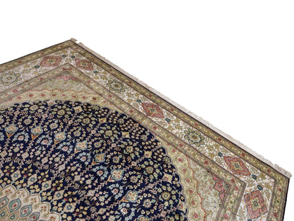 Feiner, handgeknüpfter, chinesischer Nain Orientteppich aus gesponnener Seide mit Medaillon-Design von Khademi, blau, creme, weiß. 356x274 cm. Verkauf durch Jupiter Intl.