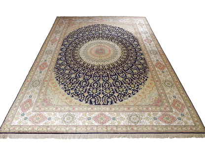 Feiner, handgeknüpfter, chinesischer Nain Orientteppich aus gesponnener Seide mit Medaillon-Design von Khademi, blau, creme, weiß. 356x274 cm. Verkauf durch Jupiter Intl.