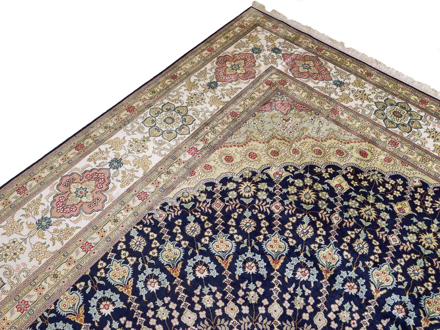 Feiner, handgeknüpfter, chinesischer Nain Orientteppich aus gesponnener Seide mit Medaillon-Design von Khademi, blau, creme, weiß. 356x274 cm. Verkauf durch Jupiter Intl.