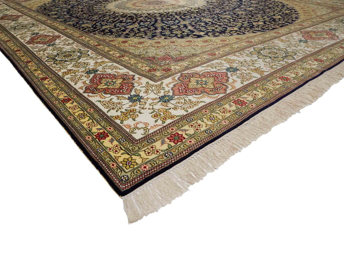 Feiner, handgeknüpfter, chinesischer Nain Orientteppich aus gesponnener Seide mit Medaillon-Design von Khademi, blau, creme, weiß. 356x274 cm. Verkauf durch Jupiter Intl.