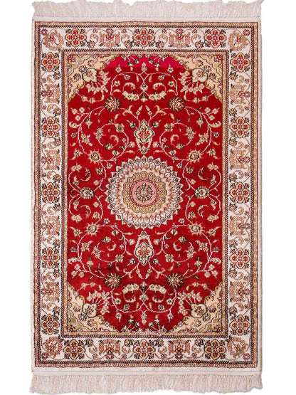 Feiner, handgeknüpfter Nain Orientteppich aus Kunstseide, rot, creme. 117x77 cm. Verkauf durch Jupiter Intl.