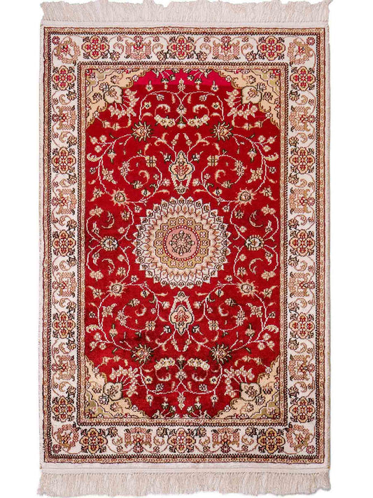 Feiner, handgeknüpfter Nain Orientteppich aus Kunstseide, rot, creme. 117x77 cm. Verkauf durch Jupiter Intl.