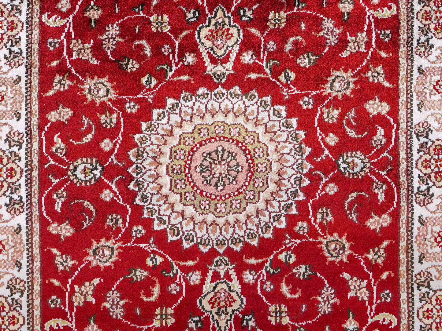 Feiner, handgeknüpfter Nain Orientteppich aus Kunstseide, rot, creme. 117x77 cm. Verkauf durch Jupiter Intl.