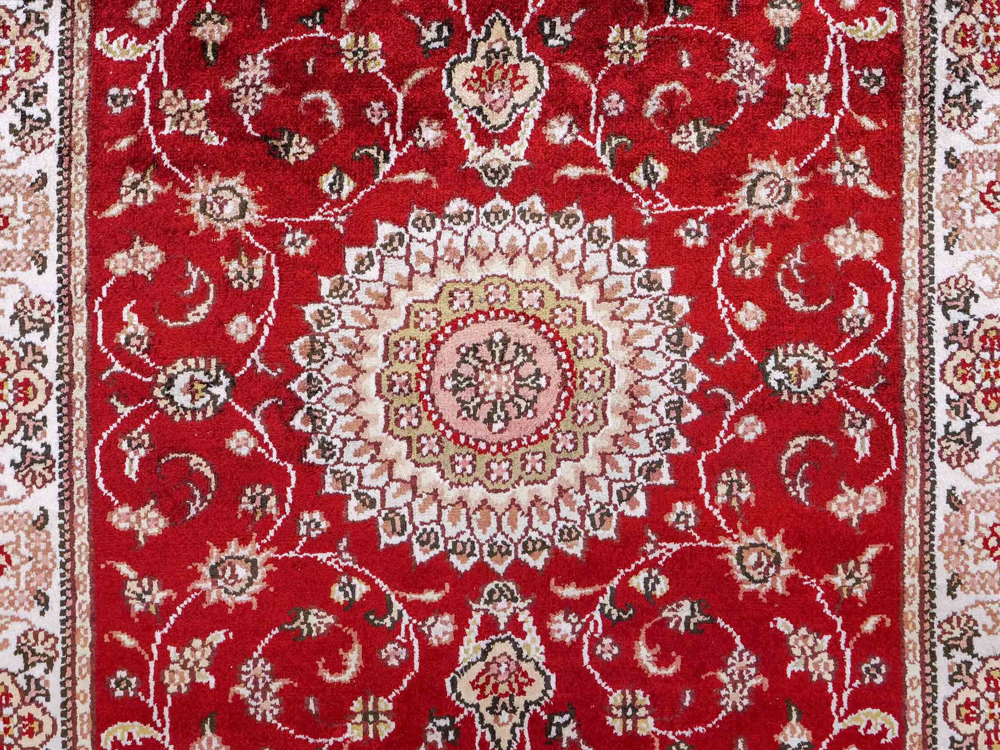 Feiner, handgeknüpfter Nain Orientteppich aus Kunstseide, rot, creme. 117x77 cm. Verkauf durch Jupiter Intl.