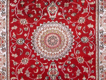 Feiner, handgeknüpfter Nain Orientteppich aus Kunstseide, rot, creme. 117x77 cm. Verkauf durch Jupiter Intl.
