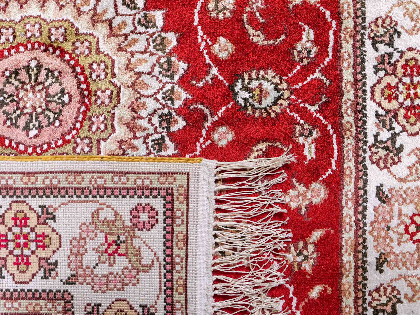 Feiner, handgeknüpfter Nain Orientteppich aus Kunstseide, rot, creme. 117x77 cm. Verkauf durch Jupiter Intl.