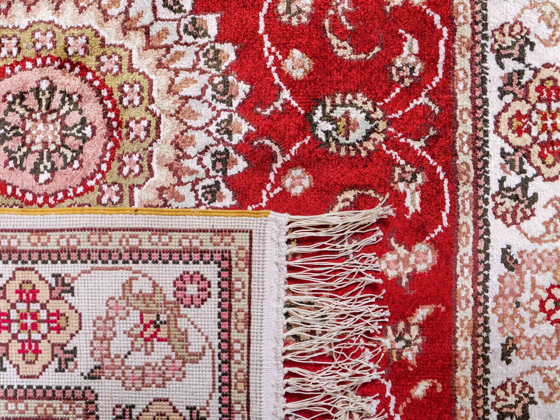 Feiner, handgeknüpfter Nain Orientteppich aus Kunstseide, rot, creme. 117x77 cm. Verkauf durch Jupiter Intl.