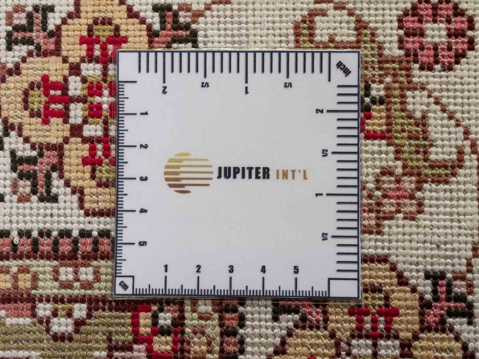 Feiner, handgeknüpfter Nain Orientteppich aus Kunstseide, rot, creme. 117x77 cm. Verkauf durch Jupiter Intl.