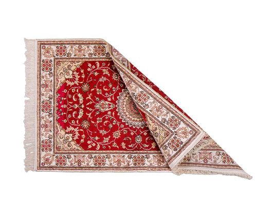 Feiner, handgeknüpfter Nain Orientteppich aus Kunstseide, rot, creme. 117x77 cm. Verkauf durch Jupiter Intl.