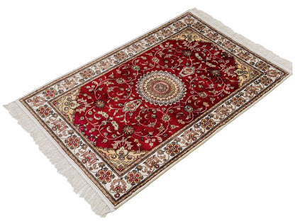 Feiner, handgeknüpfter Nain Orientteppich aus Kunstseide, rot, creme. 117x77 cm. Verkauf durch Jupiter Intl.