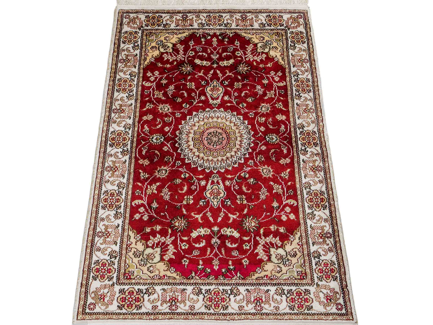 Feiner, handgeknüpfter Nain Orientteppich aus Kunstseide, rot, creme. 117x77 cm. Verkauf durch Jupiter Intl.