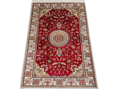Feiner, handgeknüpfter Nain Orientteppich aus Kunstseide, rot, creme. 117x77 cm. Verkauf durch Jupiter Intl.