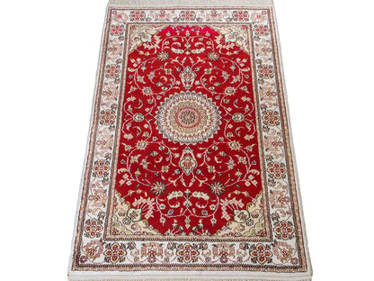 Feiner, handgeknüpfter Nain Orientteppich aus Kunstseide, rot, creme. 117x77 cm. Verkauf durch Jupiter Intl.