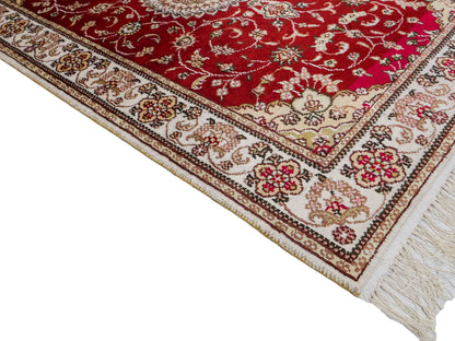 Feiner, handgeknüpfter Nain Orientteppich aus Kunstseide, rot, creme. 117x77 cm. Verkauf durch Jupiter Intl.