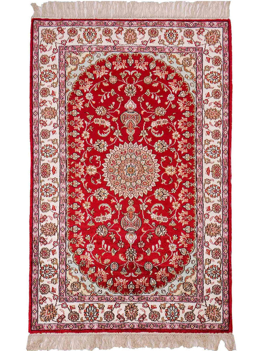 Feiner, handgeknüpfter, chinesischer Orientteppich mit Nain Design aus Kunstseide, rot, creme, weiß. 119x76 cm. Verkauf durch Jupiter Intl.