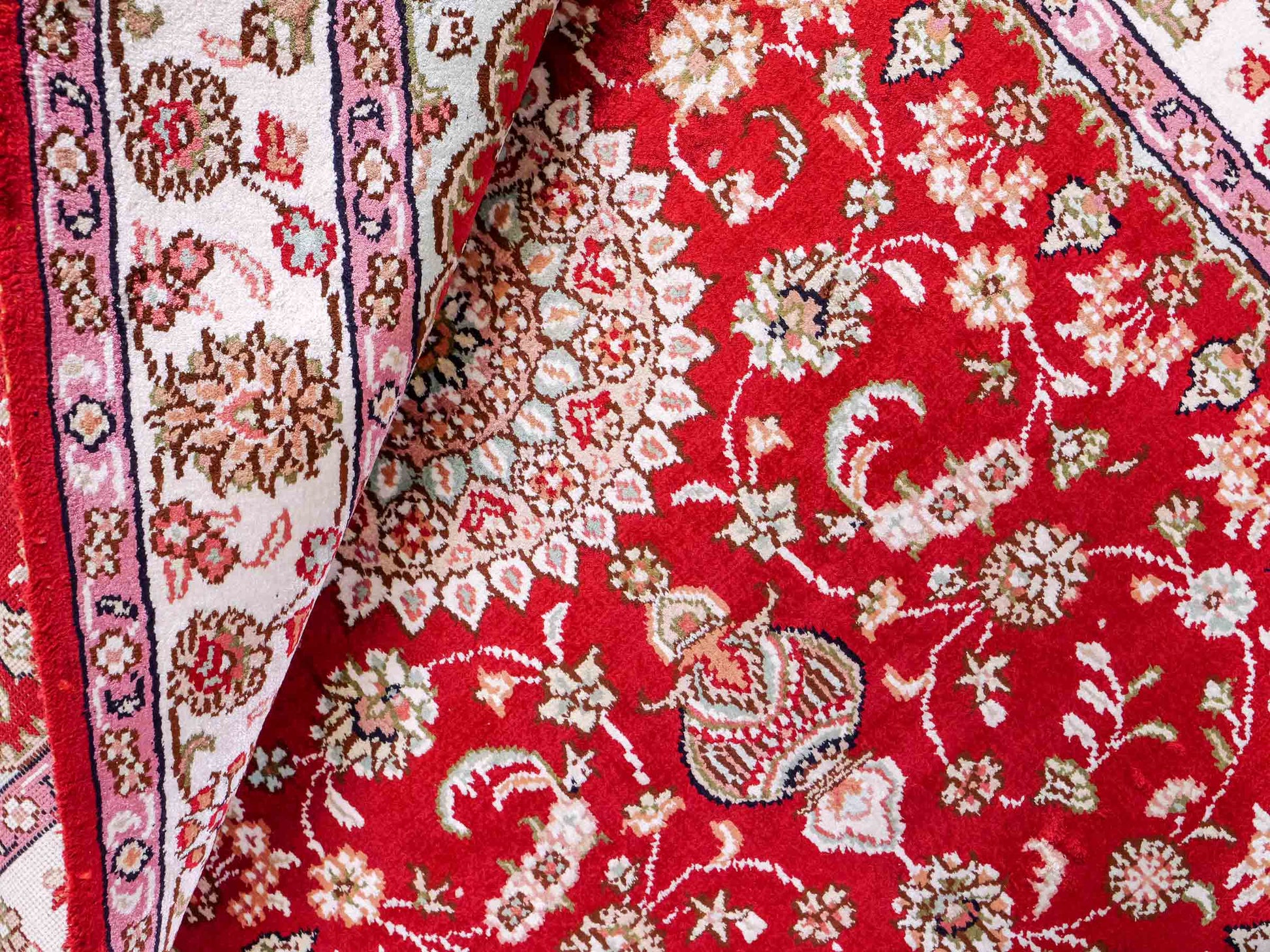 Feiner, handgeknüpfter, chinesischer Orientteppich mit Nain Design aus Kunstseide, rot, creme, weiß. 119x76 cm. Verkauf durch Jupiter Intl.