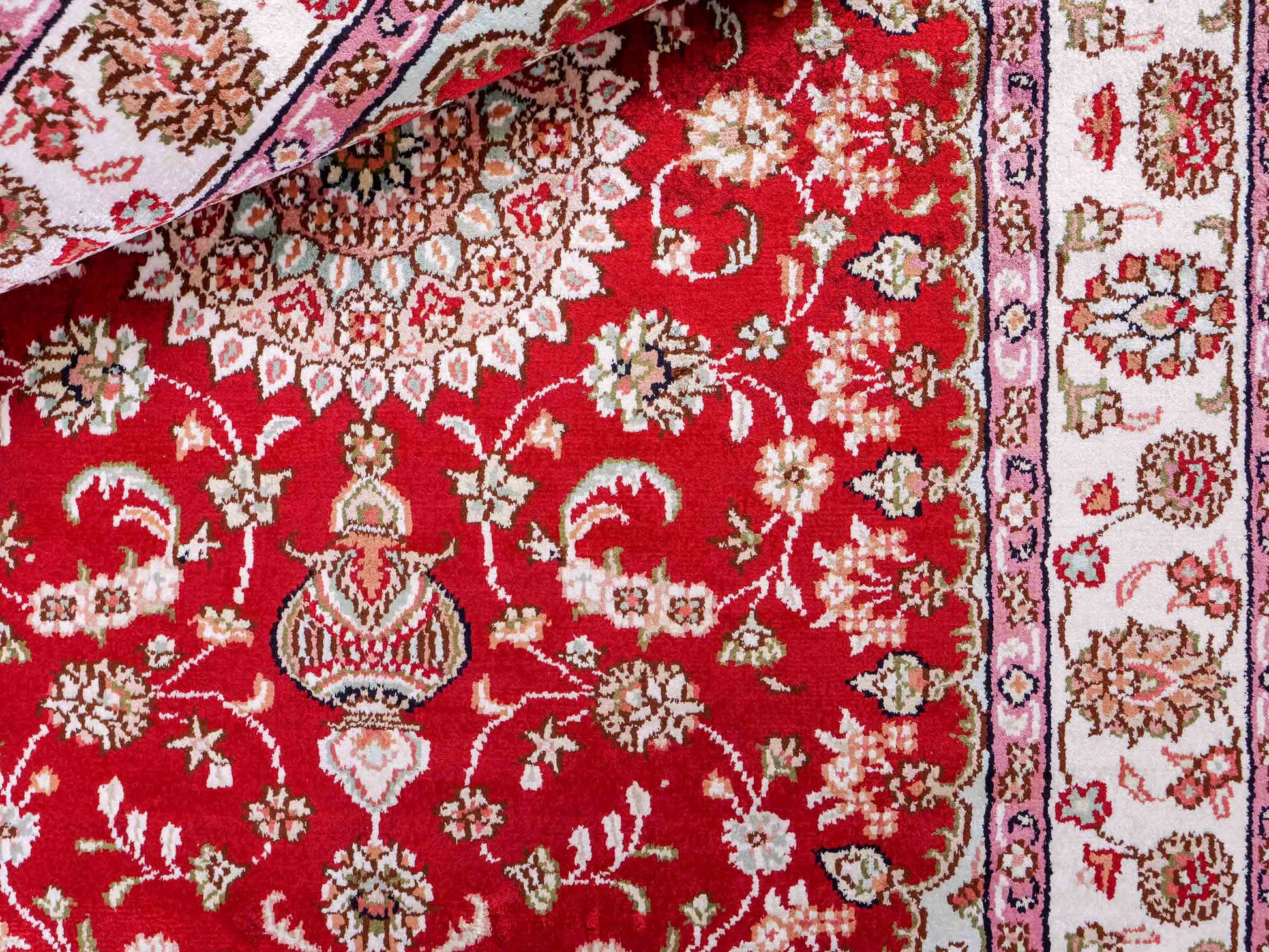 Feiner, handgeknüpfter, chinesischer Orientteppich mit Nain Design aus Kunstseide, rot, creme, weiß. 119x76 cm. Verkauf durch Jupiter Intl.