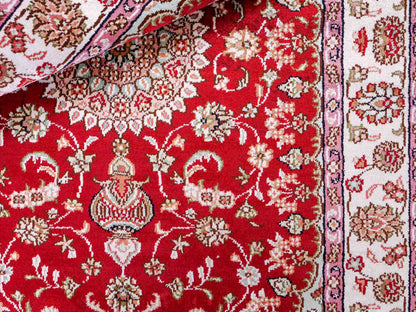 Feiner, handgeknüpfter, chinesischer Orientteppich mit Nain Design aus Kunstseide, rot, creme, weiß. 119x76 cm. Verkauf durch Jupiter Intl.