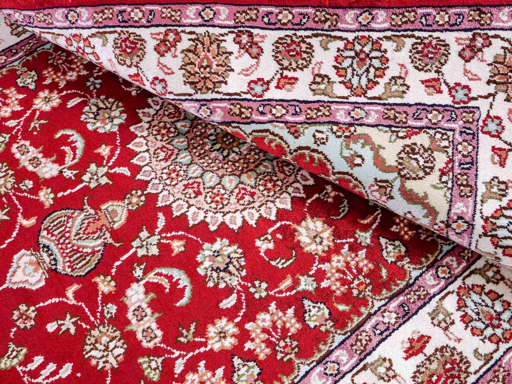 Feiner, handgeknüpfter, chinesischer Orientteppich mit Nain Design aus Kunstseide, rot, creme, weiß. 119x76 cm. Verkauf durch Jupiter Intl.