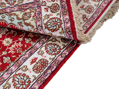 Feiner, handgeknüpfter, chinesischer Orientteppich mit Nain Design aus Kunstseide, rot, creme, weiß. 119x76 cm. Verkauf durch Jupiter Intl.