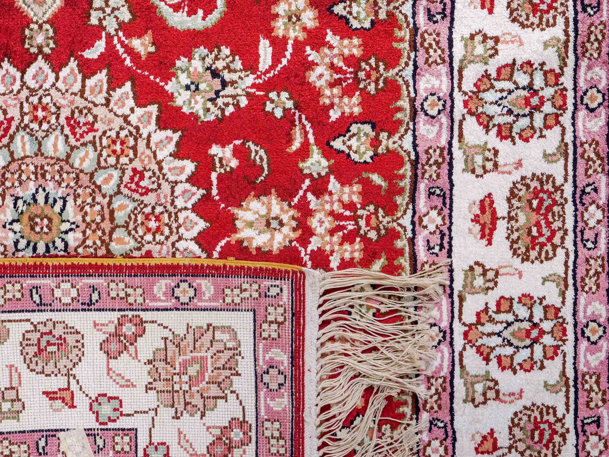 Feiner, handgeknüpfter, chinesischer Orientteppich mit Nain Design aus Kunstseide, rot, creme, weiß. 119x76 cm. Verkauf durch Jupiter Intl.