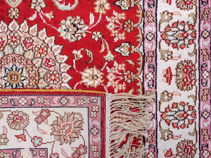 Feiner, handgeknüpfter, chinesischer Orientteppich mit Nain Design aus Kunstseide, rot, creme, weiß. 119x76 cm. Verkauf durch Jupiter Intl.