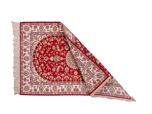 Feiner, handgeknüpfter, chinesischer Orientteppich mit Nain Design aus Kunstseide, rot, creme, weiß. 119x76 cm. Verkauf durch Jupiter Intl.