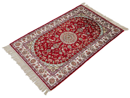 Feiner, handgeknüpfter, chinesischer Orientteppich mit Nain Design aus Kunstseide, rot, creme, weiß. 119x76 cm. Verkauf durch Jupiter Intl.