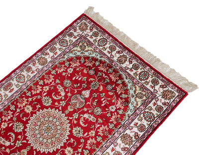 Feiner, handgeknüpfter, chinesischer Orientteppich mit Nain Design aus Kunstseide, rot, creme, weiß. 119x76 cm. Verkauf durch Jupiter Intl.