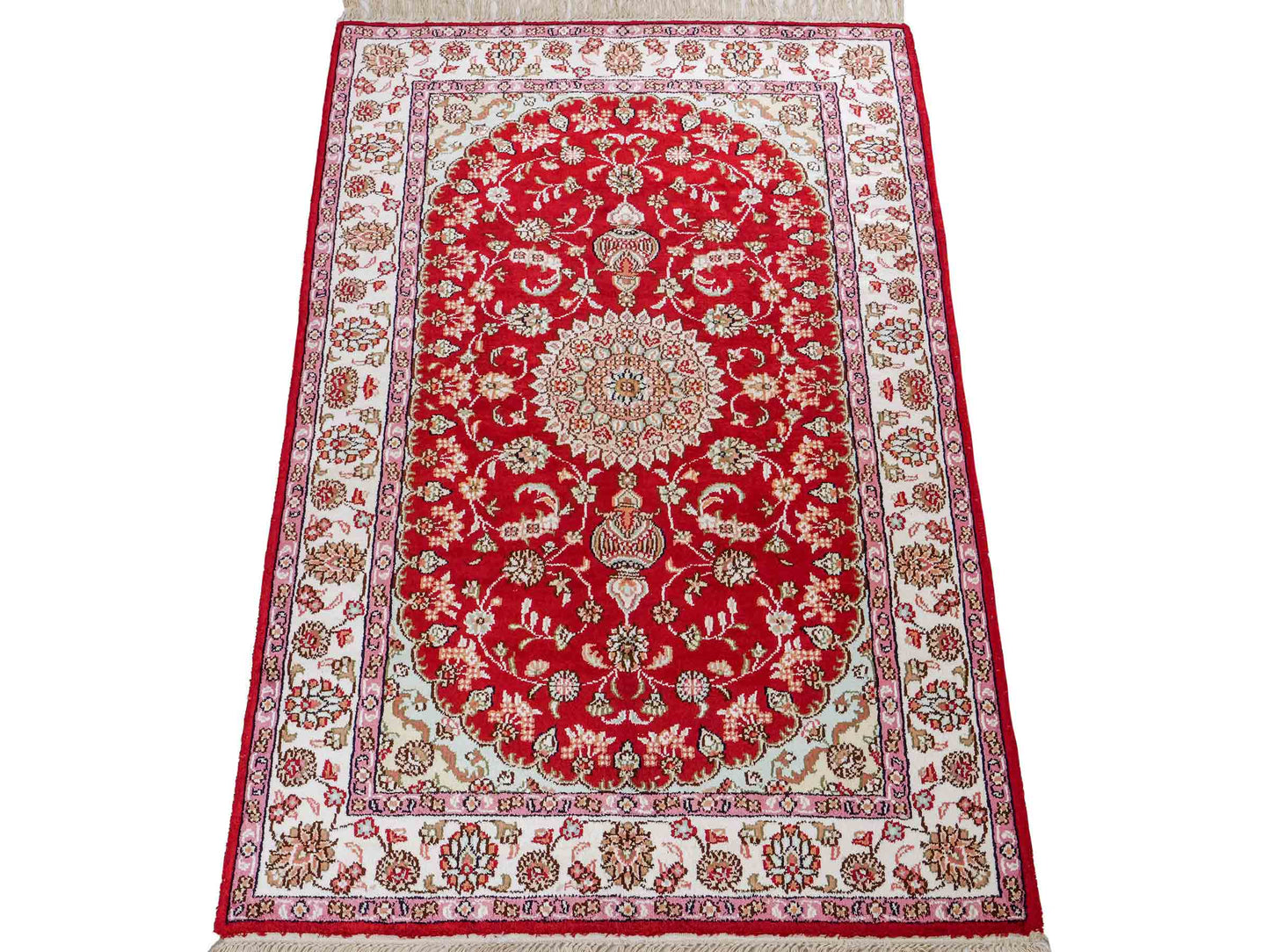 Feiner, handgeknüpfter, chinesischer Orientteppich mit Nain Design aus Kunstseide, rot, creme, weiß. 119x76 cm. Verkauf durch Jupiter Intl.