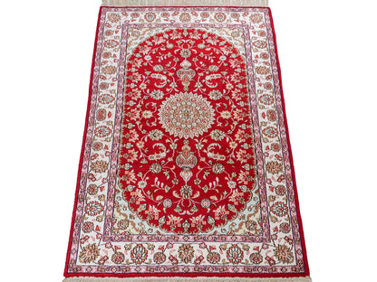 Feiner, handgeknüpfter, chinesischer Orientteppich mit Nain Design aus Kunstseide, rot, creme, weiß. 119x76 cm. Verkauf durch Jupiter Intl.