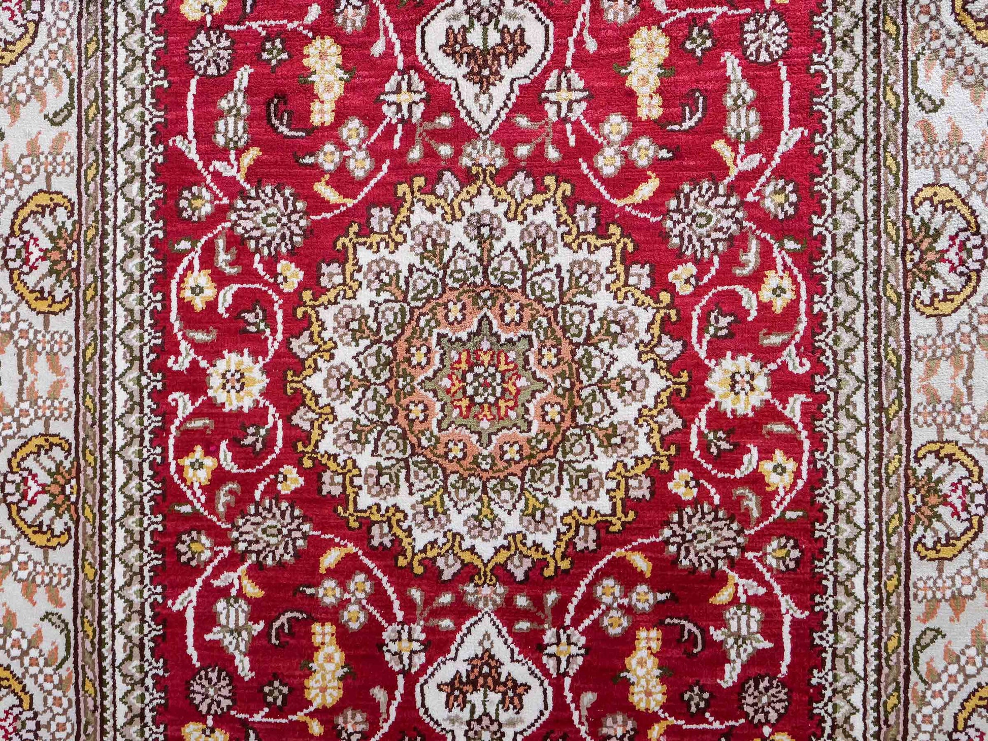 Feiner, handgeknüpfter, chinesischer Orientteppich mit Nain Design aus Kunstseide, rot, weiß, creme. 120x75 cm. Verkauf durch Jupiter Intl.