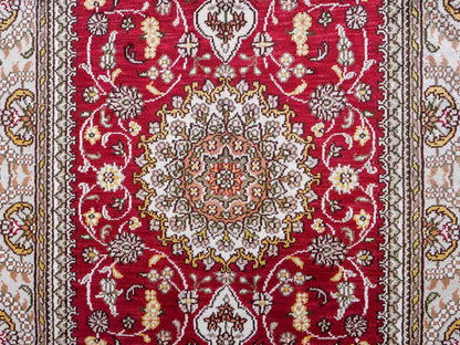 Feiner, handgeknüpfter, chinesischer Orientteppich mit Nain Design aus Kunstseide, rot, weiß, creme. 120x75 cm. Verkauf durch Jupiter Intl.
