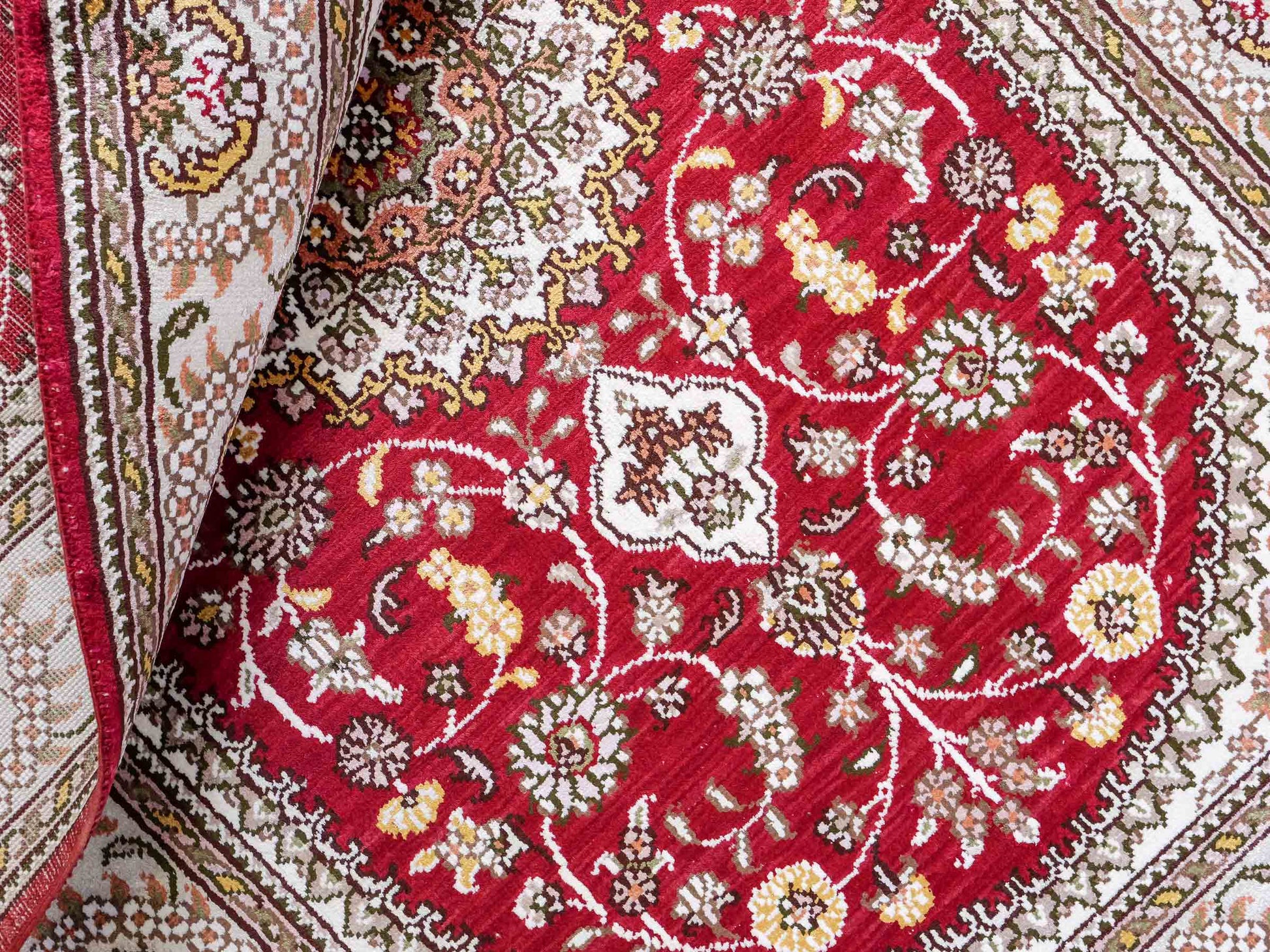 Feiner, handgeknüpfter, chinesischer Orientteppich mit Nain Design aus Kunstseide, rot, weiß, creme. 120x75 cm. Verkauf durch Jupiter Intl.