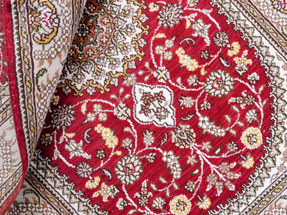 Feiner, handgeknüpfter, chinesischer Orientteppich mit Nain Design aus Kunstseide, rot, weiß, creme. 120x75 cm. Verkauf durch Jupiter Intl.