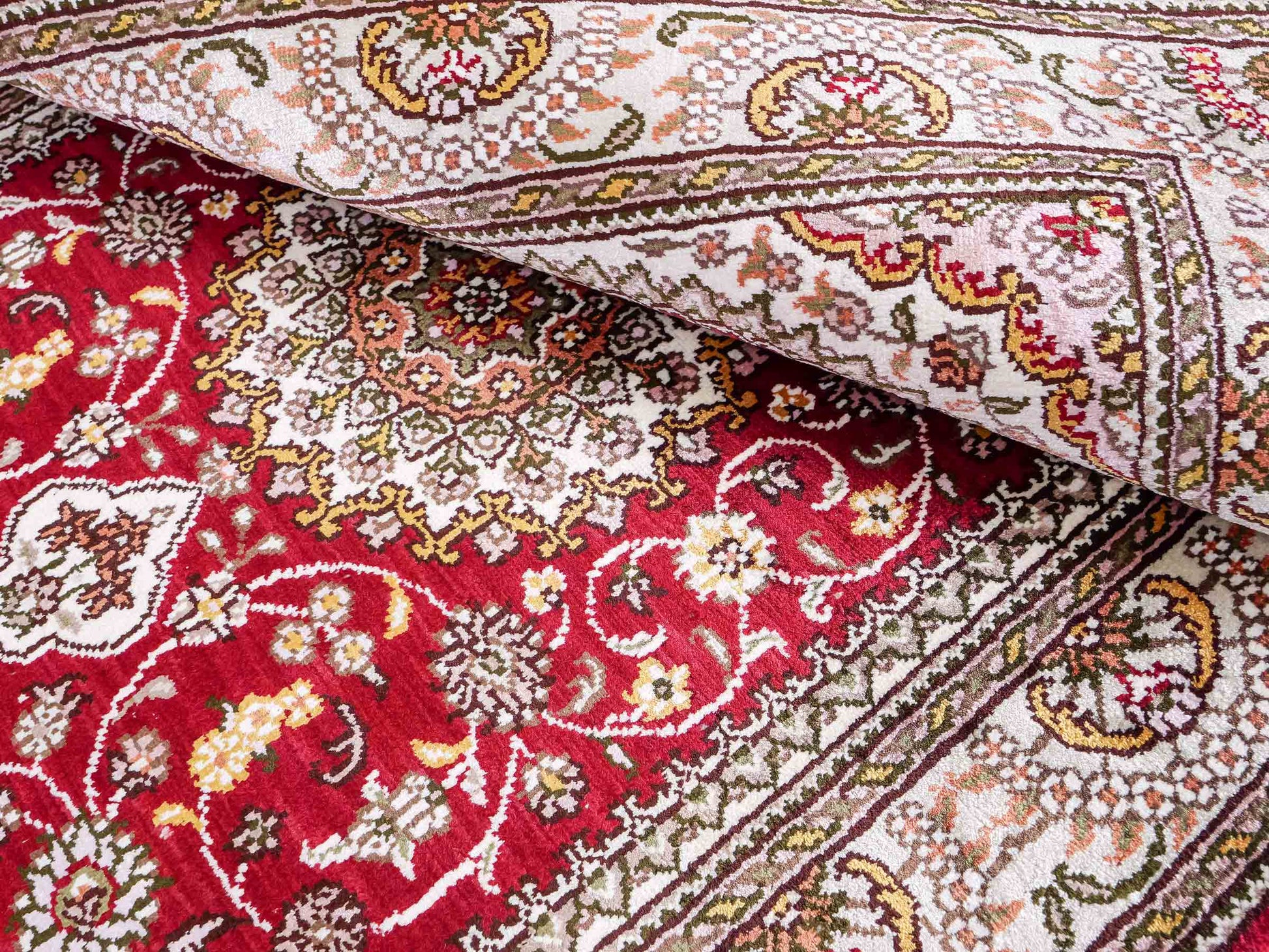 Feiner, handgeknüpfter, chinesischer Orientteppich mit Nain Design aus Kunstseide, rot, weiß, creme. 120x75 cm. Verkauf durch Jupiter Intl.