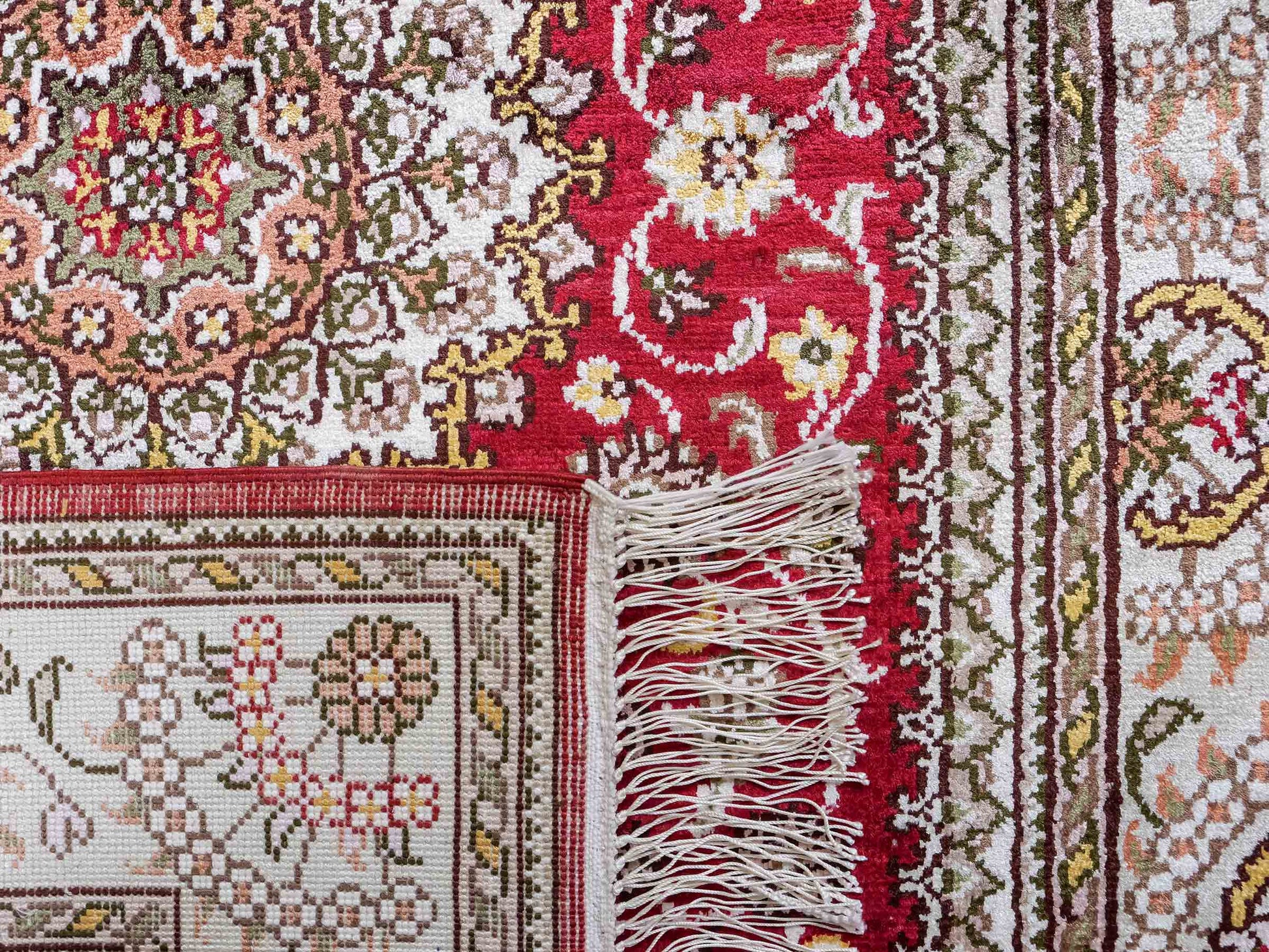 Feiner, handgeknüpfter, chinesischer Orientteppich mit Nain Design aus Kunstseide, rot, weiß, creme. 120x75 cm. Verkauf durch Jupiter Intl.