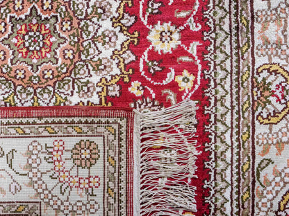 Feiner, handgeknüpfter, chinesischer Orientteppich mit Nain Design aus Kunstseide, rot, weiß, creme. 120x75 cm. Verkauf durch Jupiter Intl.