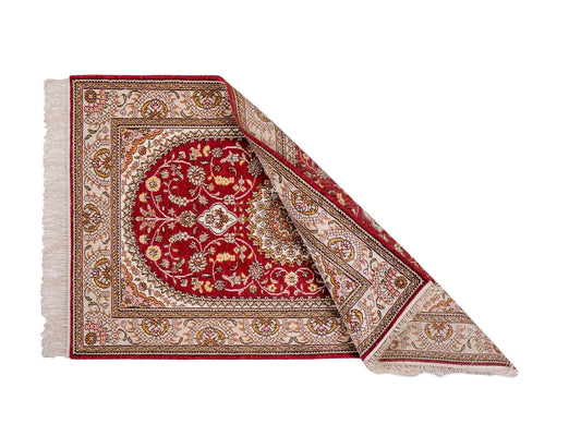 Feiner, handgeknüpfter, chinesischer Orientteppich mit Nain Design aus Kunstseide, rot, weiß, creme. 120x75 cm. Verkauf durch Jupiter Intl.