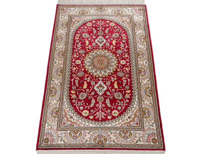 Feiner, handgeknüpfter, chinesischer Orientteppich mit Nain Design aus Kunstseide, rot, weiß, creme. 120x75 cm. Verkauf durch Jupiter Intl.