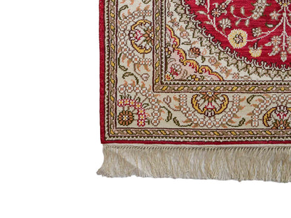 Feiner, handgeknüpfter, chinesischer Orientteppich mit Nain Design aus Kunstseide, rot, weiß, creme. 120x75 cm. Verkauf durch Jupiter Intl.