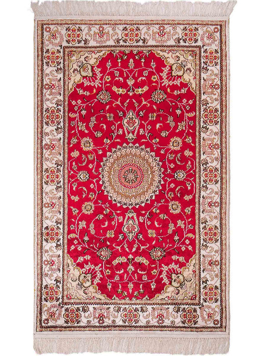 Feiner, handgeknüpfter, chinesischer Nain Orientteppich aus Kunstseide, rot, creme. 120x76 cm. Verkauf durch Jupiter Intl.