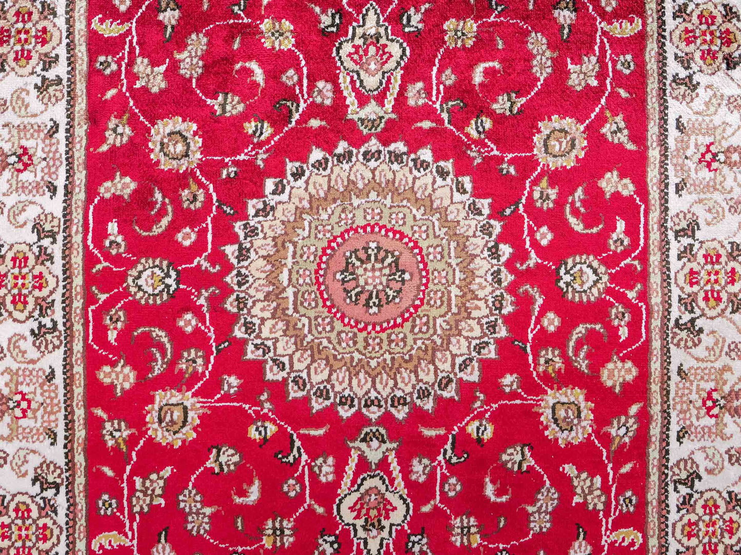 Feiner, handgeknüpfter, chinesischer Nain Orientteppich aus Kunstseide, rot, creme. 120x76 cm. Verkauf durch Jupiter Intl.