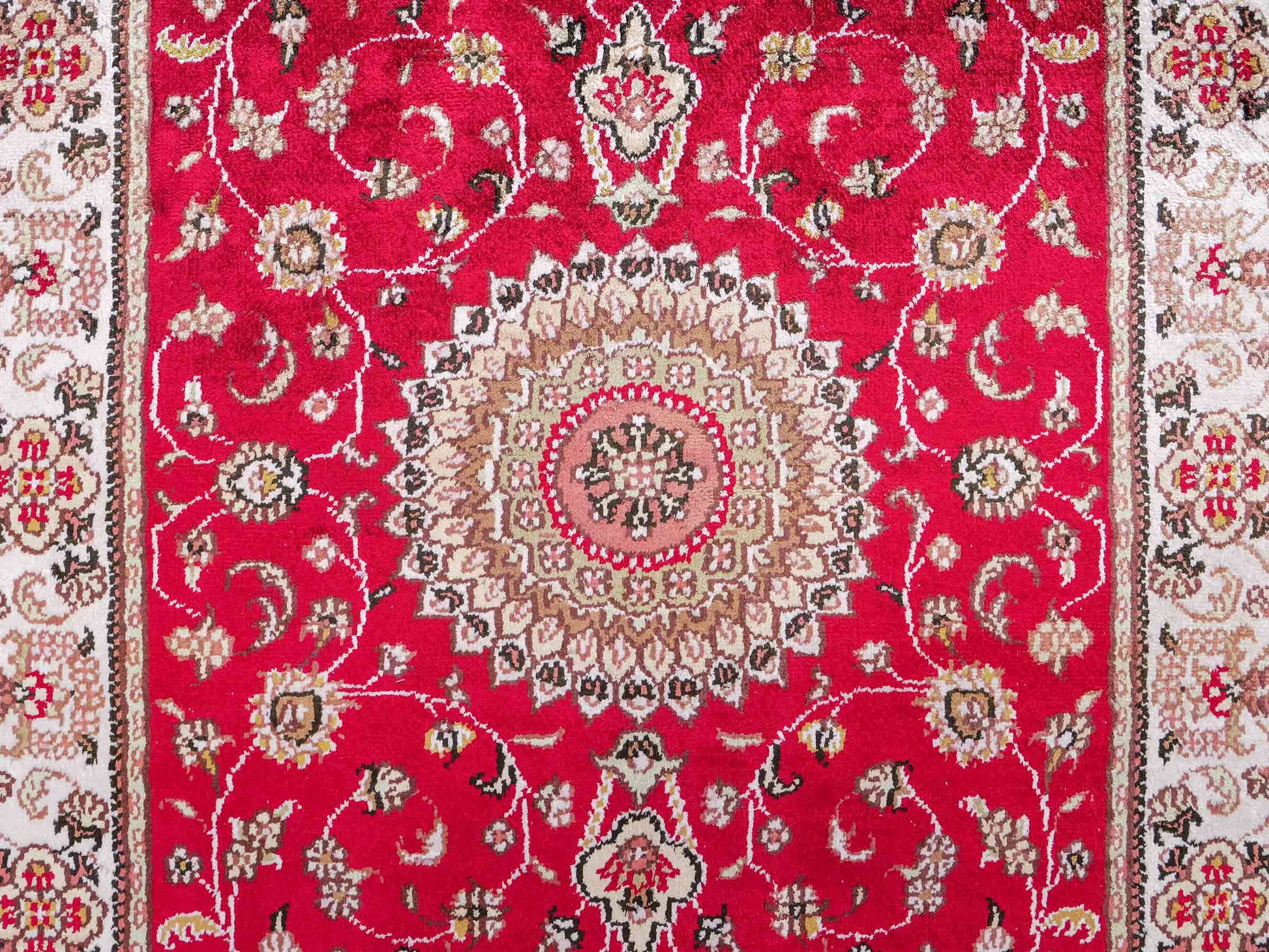 Feiner, handgeknüpfter, chinesischer Nain Orientteppich aus Kunstseide, rot, creme. 120x76 cm. Verkauf durch Jupiter Intl.