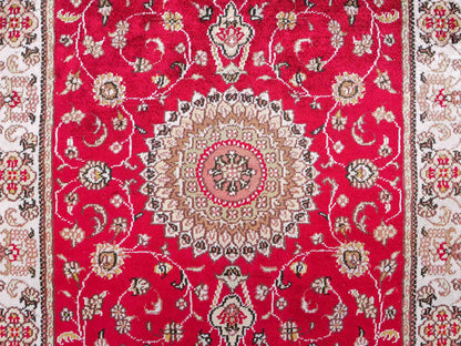 Feiner, handgeknüpfter, chinesischer Nain Orientteppich aus Kunstseide, rot, creme. 120x76 cm. Verkauf durch Jupiter Intl.