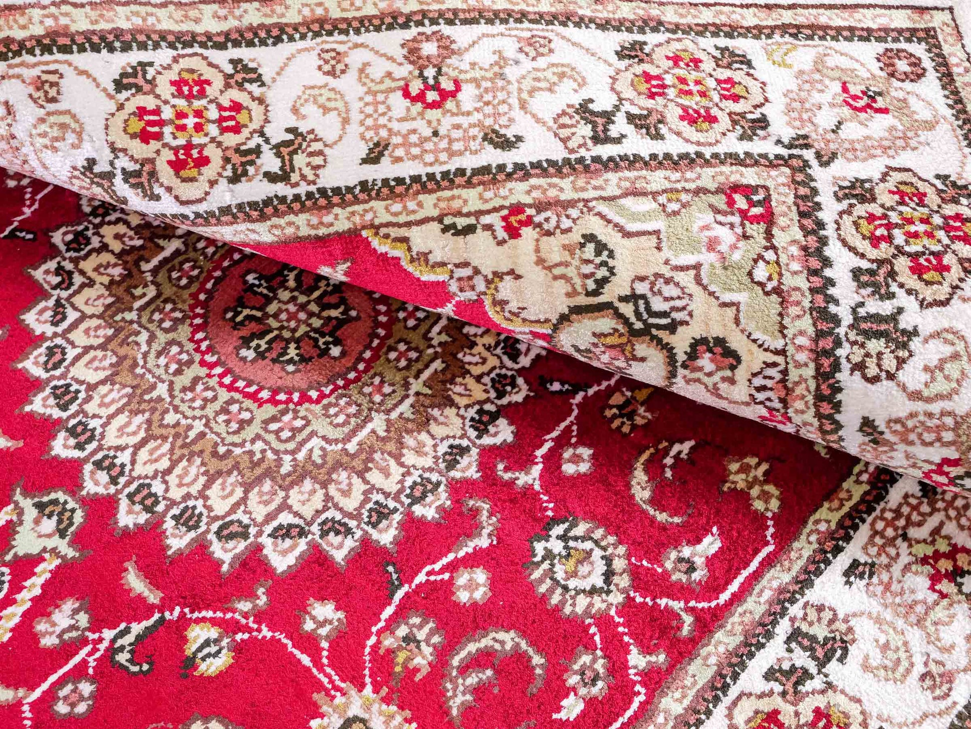 Feiner, handgeknüpfter, chinesischer Nain Orientteppich aus Kunstseide, rot, creme. 120x76 cm. Verkauf durch Jupiter Intl.