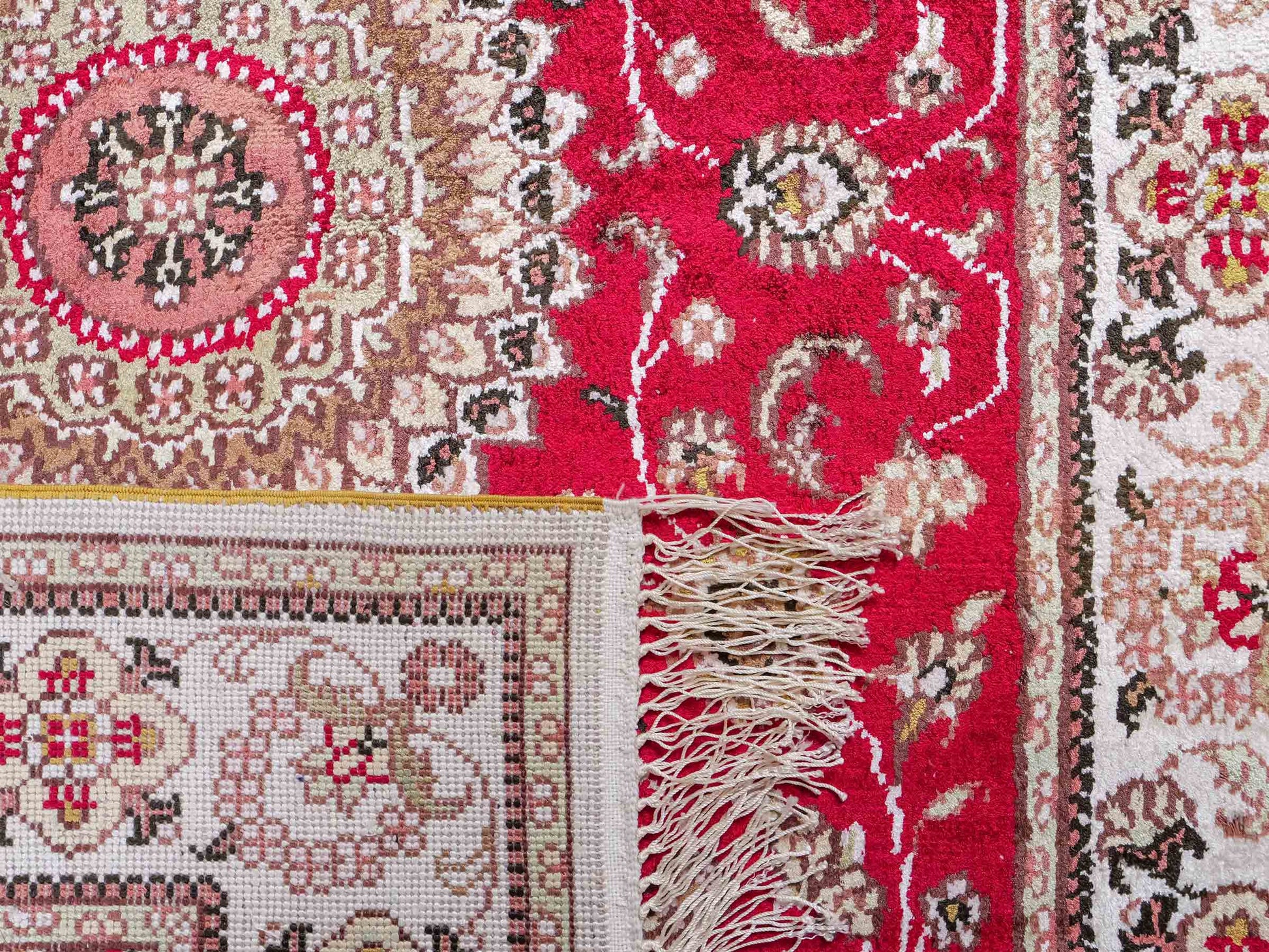 Feiner, handgeknüpfter, chinesischer Nain Orientteppich aus Kunstseide, rot, creme. 120x76 cm. Verkauf durch Jupiter Intl.
