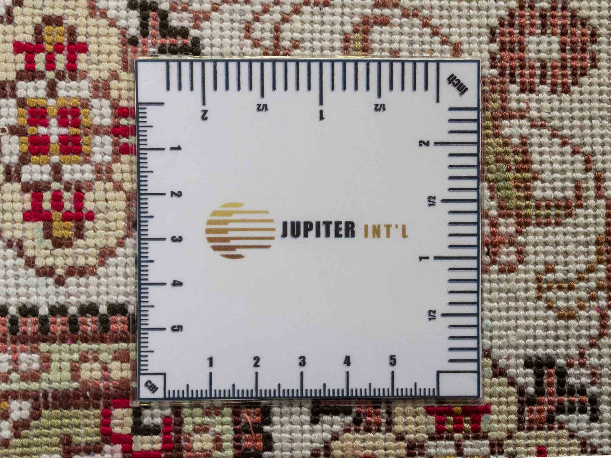 Feiner, handgeknüpfter, chinesischer Nain Orientteppich aus Kunstseide, rot, creme. 120x76 cm. Verkauf durch Jupiter Intl.