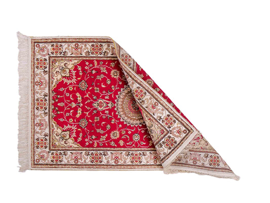 Feiner, handgeknüpfter, chinesischer Nain Orientteppich aus Kunstseide, rot, creme. 120x76 cm. Verkauf durch Jupiter Intl.